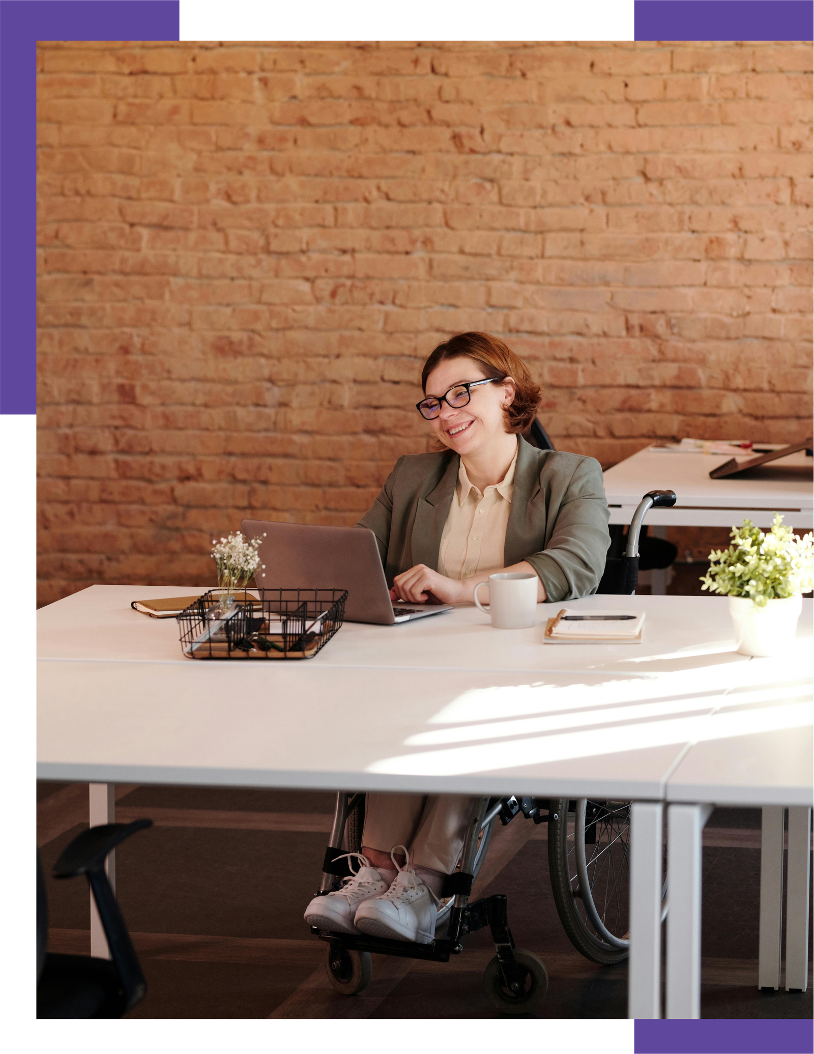 mujer en silla de ruedas